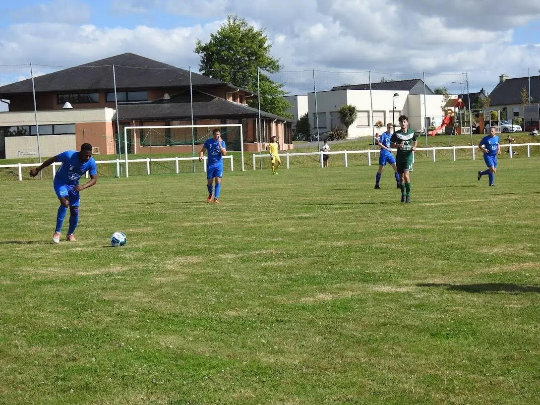 Statistiques du joueur: Ousseini ATTOUMANI. Poste: Milieu saison: 2021/2022 et décisif 1 fois - Foot SEPQ - Football QUEDILLAC