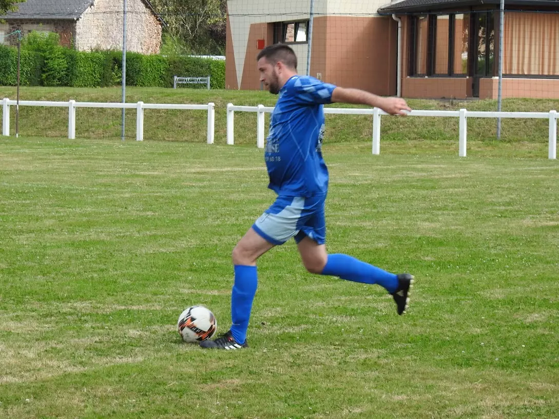 Statistiques du joueur: Damien DELATOUCHE. Poste: Milieu saison: 2021/2022 et décisif 1 fois - Foot SEPQ - Football QUEDILLAC